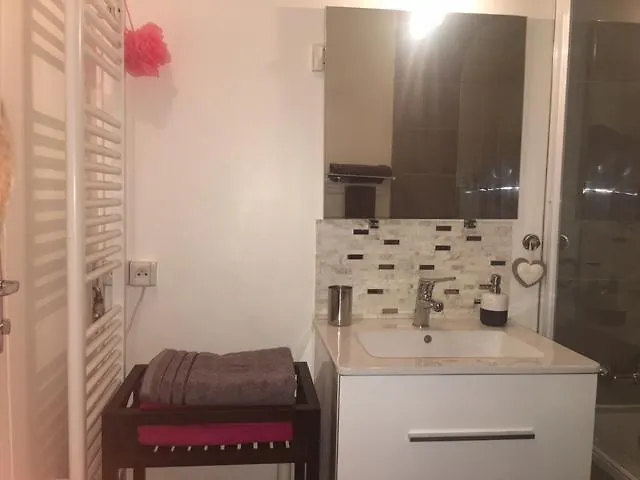 Champs Elysees - Cozy Studio Apartment